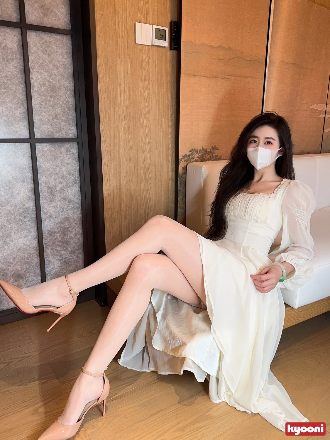 芝岚 白裙白丝开档蕾丝