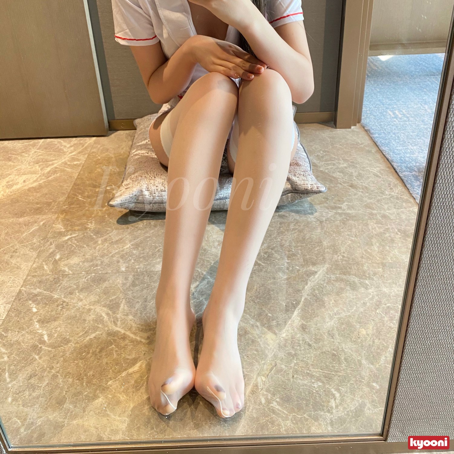 Kyooni 护士情趣内衣和丝袜