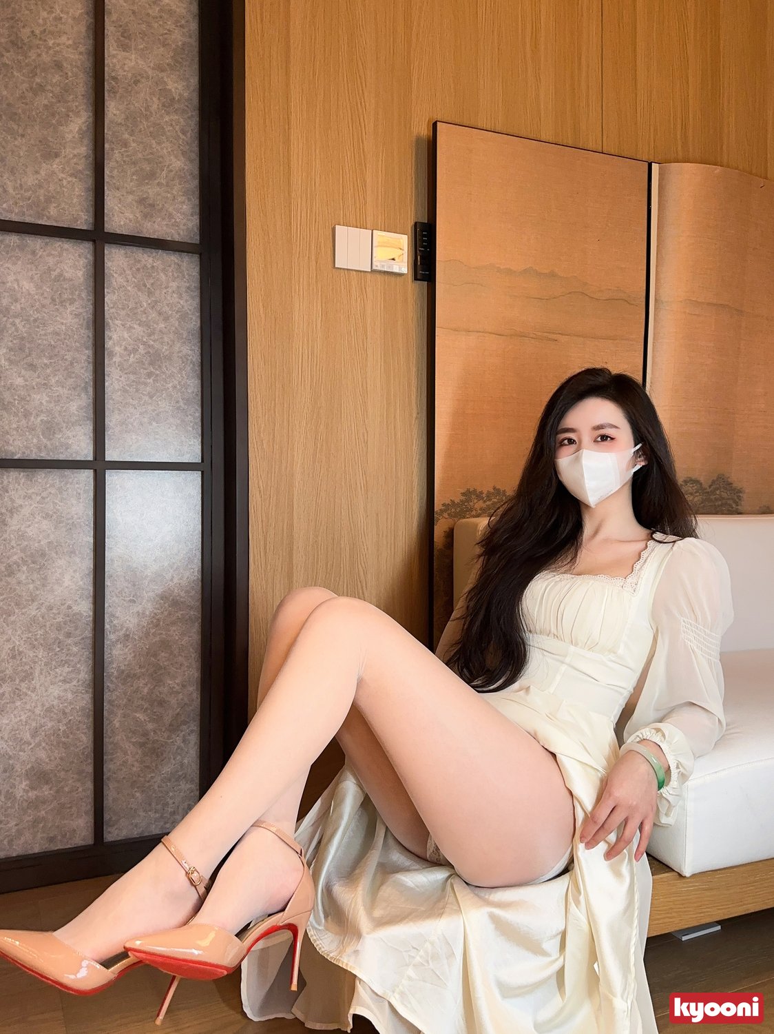 芝岚 白裙白丝开档蕾丝