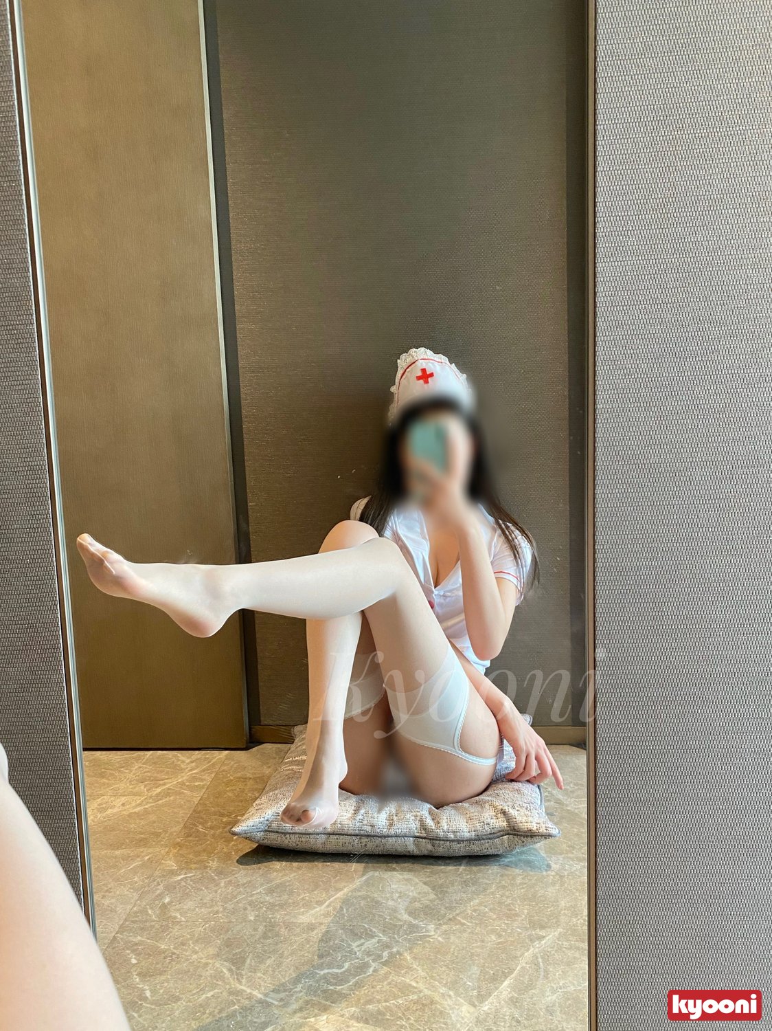 Kyooni 护士情趣内衣和丝袜