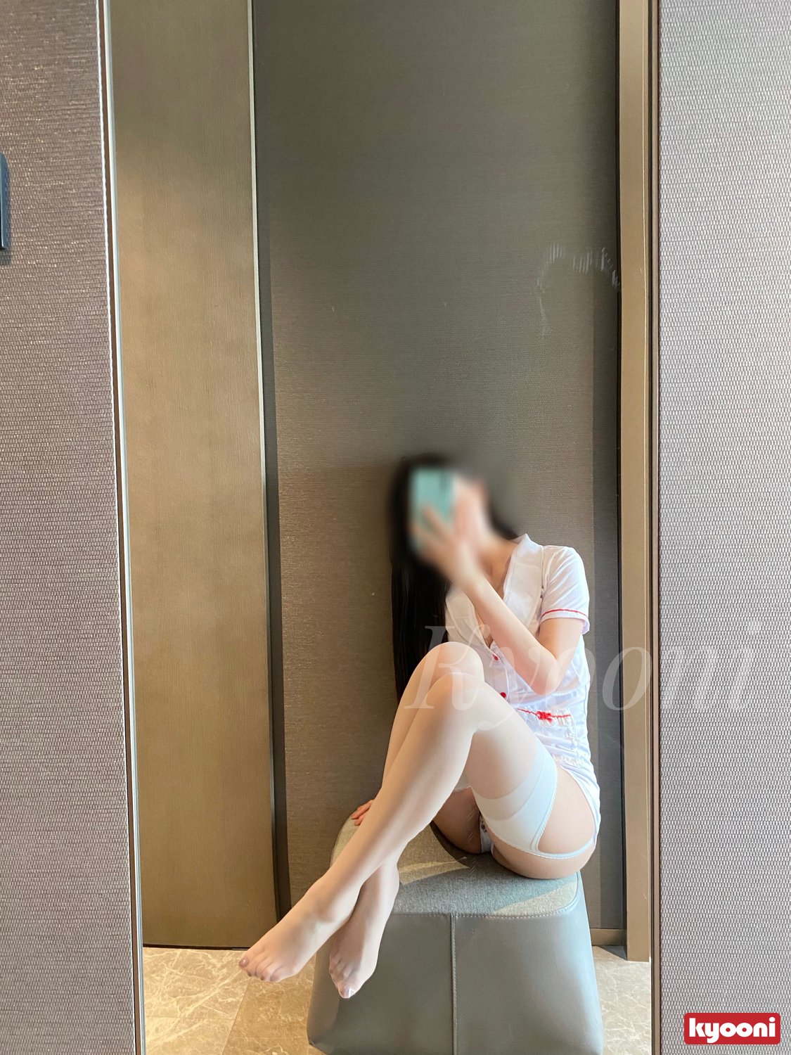 Kyooni 护士情趣内衣和丝袜